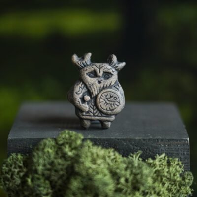 Šamanas rudasis reljefinė segė