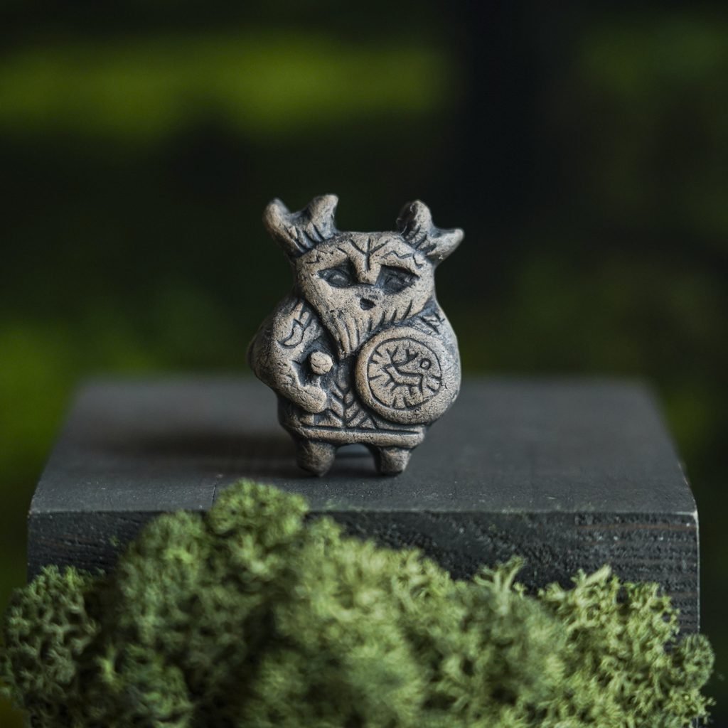 Šamanas rudasis reljefinė segė