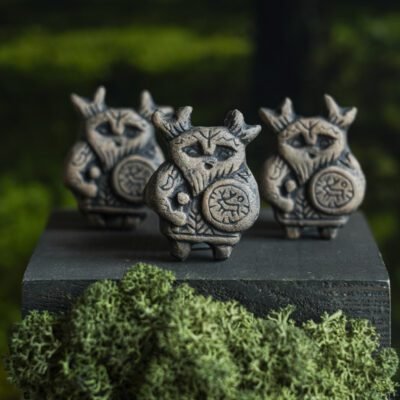 Šamanas rudasis reljefinė segė