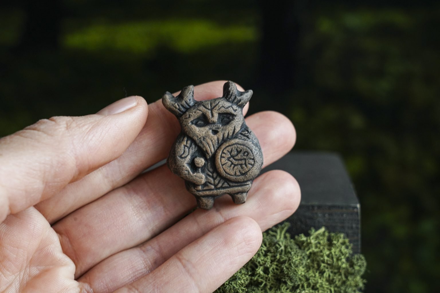 Šamanas rudasis reljefinė segė - Image 3