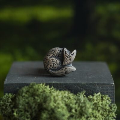 Lapė mieganti rudoji  reljefinė segė