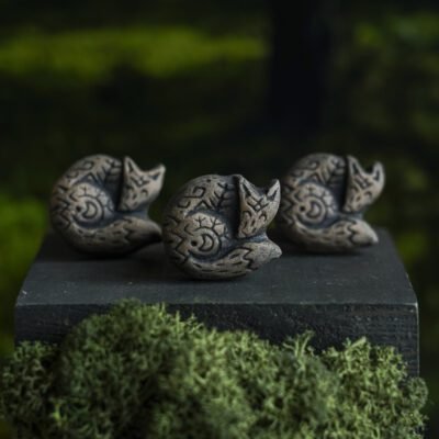 Lapė mieganti rudoji  reljefinė segė