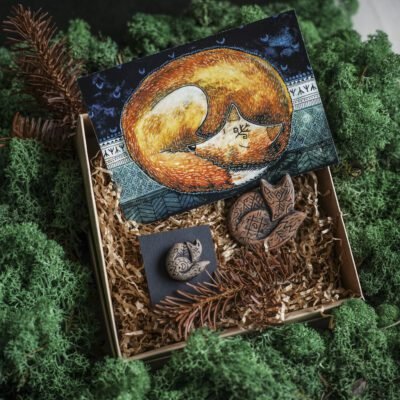 Miegančios lapės dovanų rinkinys (segė+magnetas+atvirukas)