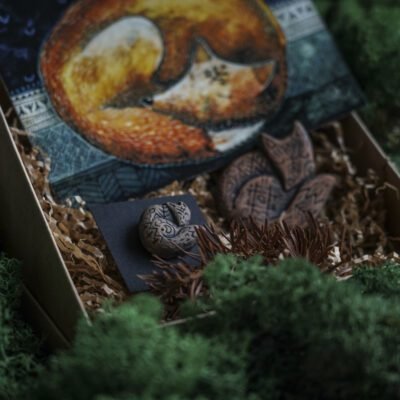 Miegančios lapės dovanų rinkinys (segė+magnetas+atvirukas)