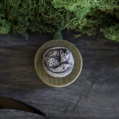 Žalia medinė deželė su Miegančia lape