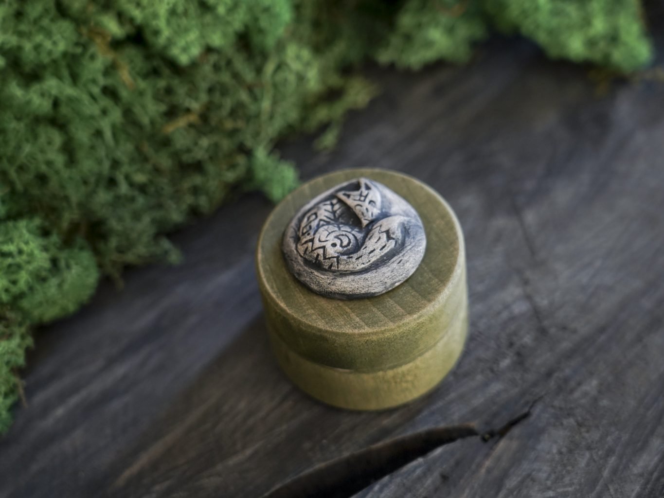 Žalia medinė deželė su Miegančia lape - Image 4