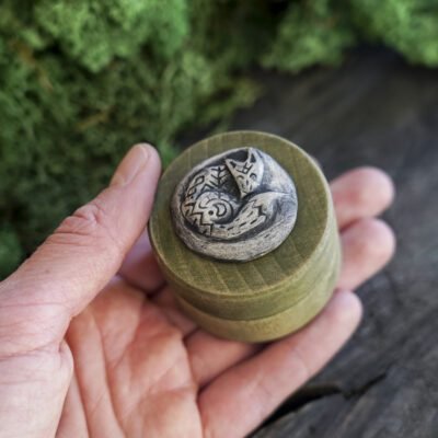 Žalia medinė deželė su Miegančia lape