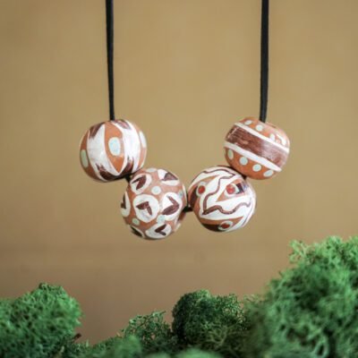 Raudono molio raštai