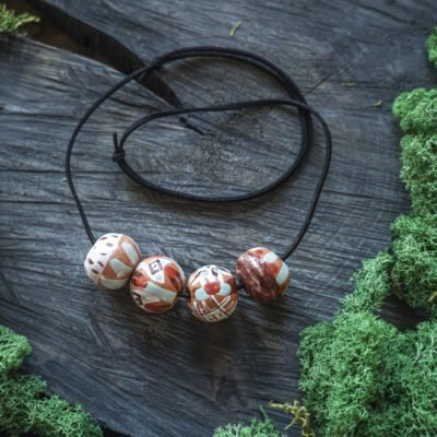 Raudono molio raštai